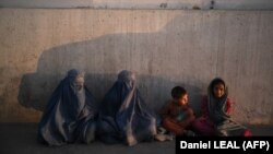 Femei afgane purtând burqa pe o stradă din Kabul, 19 iulie 2022