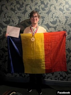 Mihai Bratu din Târgu Jiu premiat cu aur la Olimpiada Internațională de Lingvistică 2022.