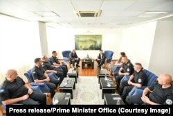 Takimi midis Kurtit dhe policëve të lënduar në aksionin në veri.