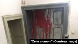 Ulazna vrata NVO "Žene u crnom" na koja je nepoznati muškarac bacio konzervu crvene farbe, 12. jul 2022.
