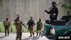 Talibansko osiguranje čuva naselje u Kabulu u kojem je američki dron 31. jula ubio vođu Al Kaide, Ajmana el Zavahrija.