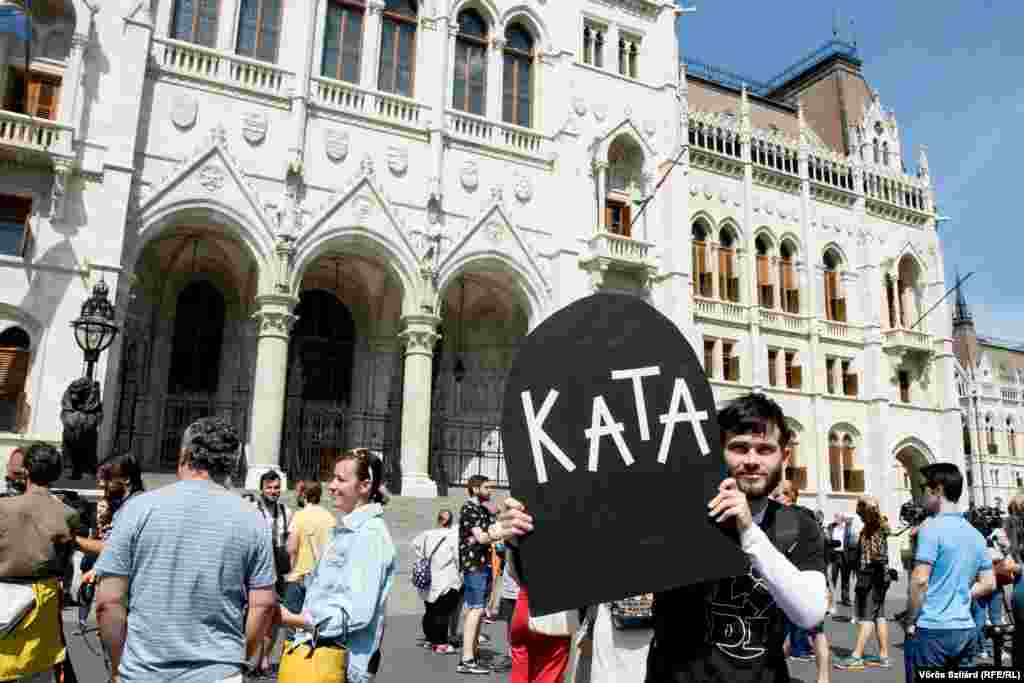 A kata módosítása elleni tüntetés a Kossuth téren indult július 12-én 10 órakor. Korábban Parragh László, a Magyar Kereskedelmi és Iparkamara elnöke úgy nyilatkozott, a javaslat kicsit erőteljesre sikeredett, de a magyar találékony
