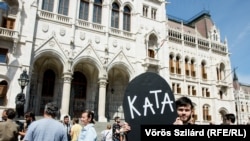 "Számlázni akarunk!" - képgaléria a kata módosítása elleni tüntetésről