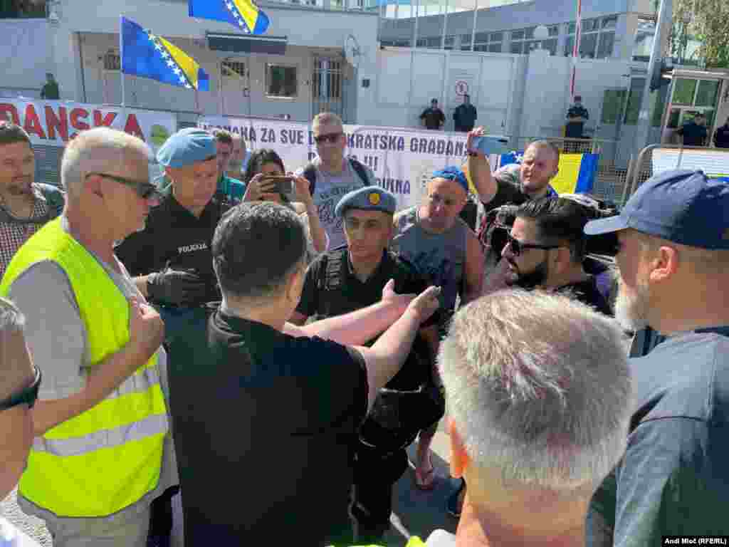 Policija je oko 9 časova ujutru od okupljenih zatražila da se izmjeste iz dijela gdje se odvija saobraćaj.