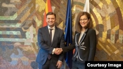 Mинистерот за надворешни работи Бујар Османи и неговата колешка Теодора Генчовска од Бугарија 