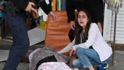 O femeie plânge lângă trupul soțului ei, după ce acesta a murit într-un atac cu rachete din orașul Harkov, Ucraina, 21 iulie 2022.