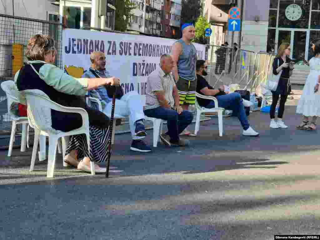 U utorak rano ujutru ispred zgrade Kancelarije visokog predstavnika u Bosni i Hercegovini (OHR) bilo je dvadesetak ljudi.