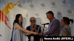 Dobitnici godišnjih nagrada festivala Marinko Đurić i Ljuš Krasnići sa Sofijom Todorivć iz YIHR-a (levo)