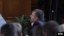 Делян Пеевски опонираше от място в залата.