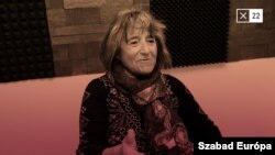 Király Júlia a Szabad Európa podcast stúdiójában