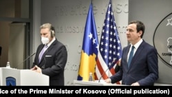 Gabrijel Eskobar na konferenciji za novinare sa kosovskim premijerom Aljbinom Kurtijem u Prištini (31. januara 2022. godine)