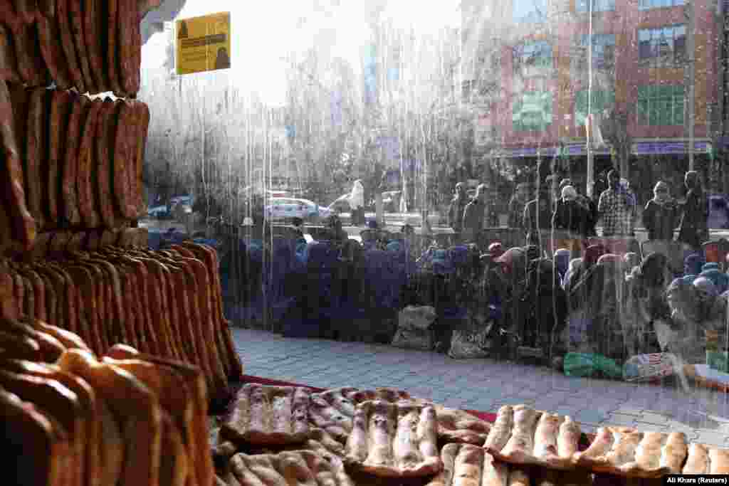 A tálib tisztviselők ezt tagadják, és a nyugati segélyek felfüggesztését, illetve az előző kormány gazdaságpolitikáját okolják a válságért