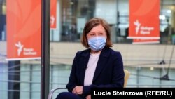 Vera Jourová, az Európai Bizottság alelnöke interjút a Szabad Európa prágai székházában 2022. február 3-án