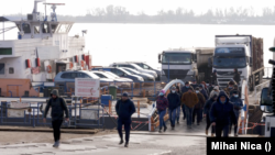 România are două zone de frontieră cu Ucraina, una în Est și una în Nord. Prin Est, singurul punct de trecere direct în Ucraina se face cu ajutorul bacului pe Dunăre, la Isaccea/Tulcea. 