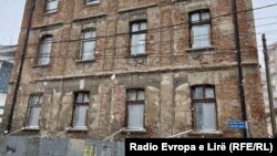 Kuća Džafera Deve u Mitrovici. Ovaj objekat se nalazi na privremenoj listi zaštićenih spomenika kulturnog nasleđa na Kosovu.