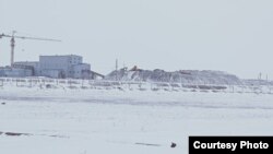 Бестөбе ауылы тұрғындары экологияға зияны барын айтып, жұмыс істеуіне қарсы шыққан жаңа алтын өндіруші фабрика. Ақмола облысы, 30 қаңтар 2022 жыл.