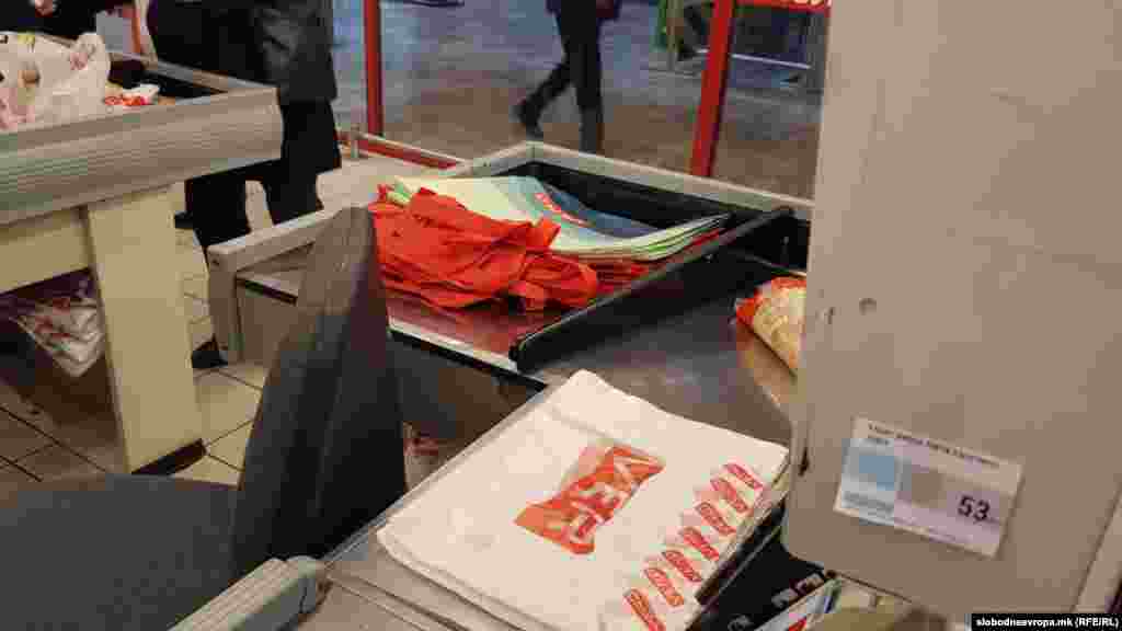 Според законот со кој се регулираше употребата и продажбата на пластичните кеси, глоба во износ од 9.000 до 10.000 евра за микротрговци, од 18.000 до 20.000 евра за мали трговци, од 53.000 до 59.000 евра за средни трговци и од 89.000 до 98.000 евра за големи трговци ќе му се изрече за прекршок на правно лице според прекршочни санкции од прва категорија, доколку податоците од евиденцијата на квартална основа на бројот на продадените кеси не ги пријавува кај стручниот орган согласно членот 10 став (5) од овој закон