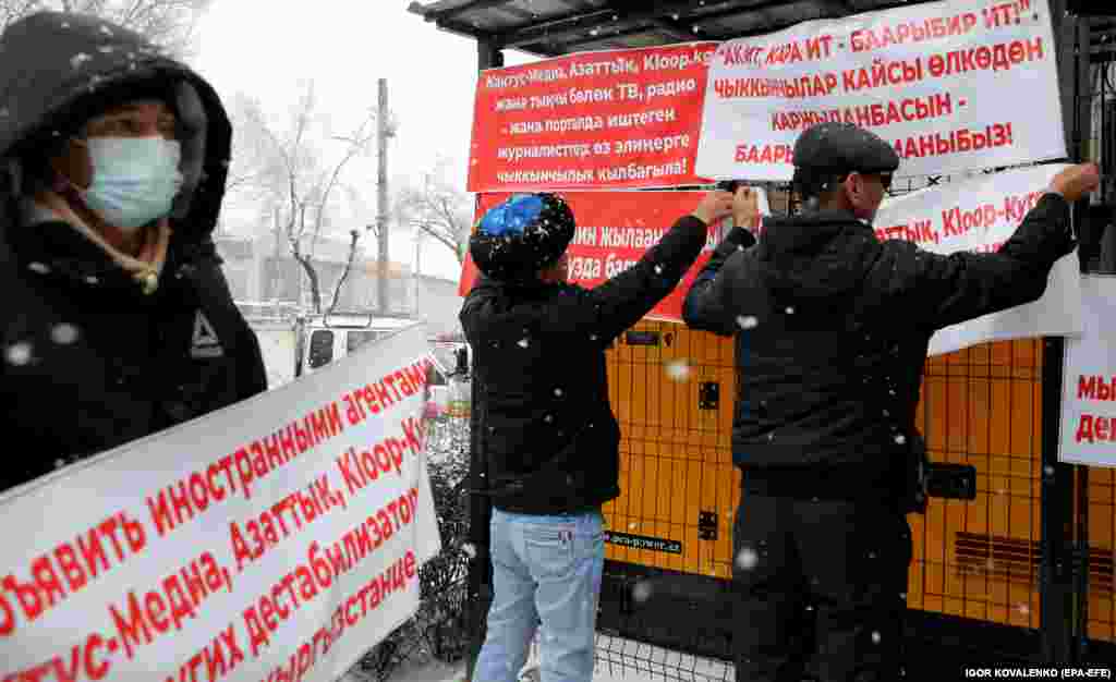 Pe 9 februarie, la Bișkek, oamenii s-au adunat pentru un miting care cerea închiderea agențiilor independente de știri și investigații Kaktus.media, Kloop și a serviciului RFE/RL din Kârgâzstan. Protestatarii doresc ca aceste instituții să fie declarate &bdquo;agenți străini&rdquo;, afirmând că destabilizează viața poporului kârgâz.