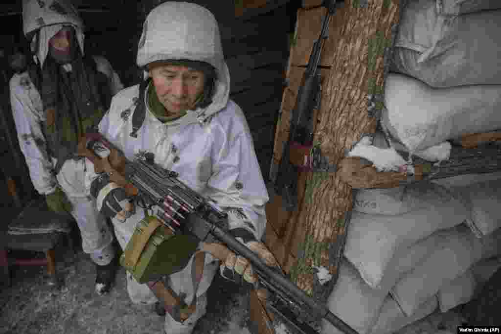 Ukrajinski vojnici postavljaju mitraljez na liniji fronta u regiji Lugansk u istočnoj Ukrajini, 29. januar.