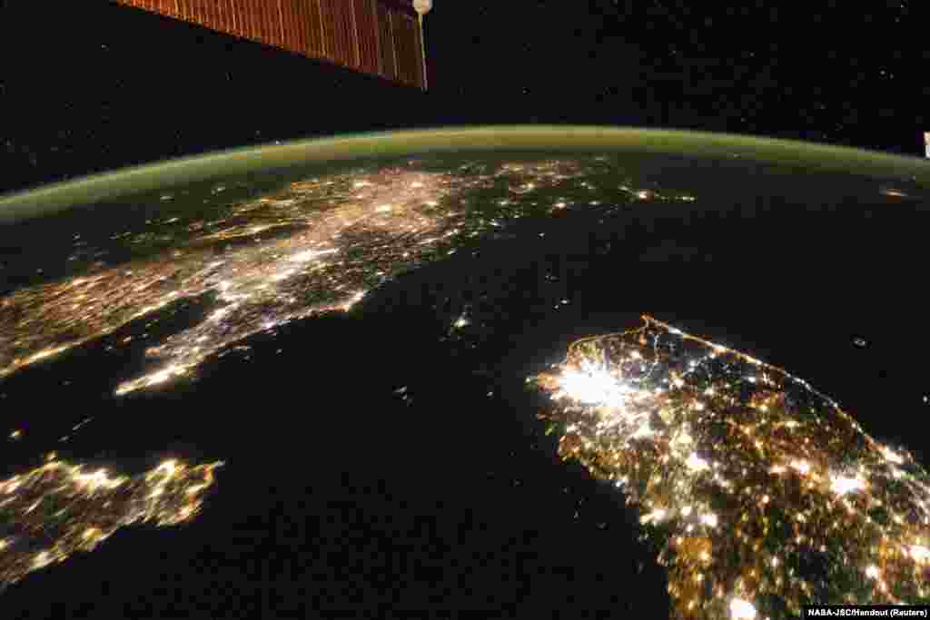 Éjszakai felvétel a Koreai-félszigetről:&nbsp;középen Észak-Korea szinte teljesen sötét a szomszédos Dél-Koreához (jobbra lent) és Kínához (balra fent) képest. A felvételt a Nemzetközi Űrállomás (ISS) fedélzetén tartózkodó Expedition 38 legénysége készítette 2014. január 30-án