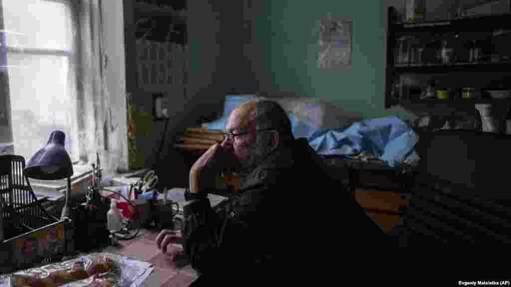 Здебски е убит малко след като е направена тази снимка. Свидетели твърдят, че е бил застрелян от руски войник от Чечня, който поискал колата му, когато влязъл в болницата. Войникът е казал: &quot;Животът ти все още е в моите ръце&quot;. След това се чули изстрели. Здебски е бил на 70 години.&nbsp;&quot;Той беше изключително грижовен. Хората умираха, но той се грижеше за техните деца, роднини, майки. Винаги казваше: &quot;Това е нечий син, нечий баща, нечий съпруг&quot;, разказва колежката му Валентина Бачанова.