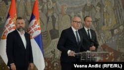 Kryetari i Listës Serbe, Goran Rakiq, si dhe anëtarët e kësaj partie, Dalibor Jevtiq dhe Igor Simiq.
