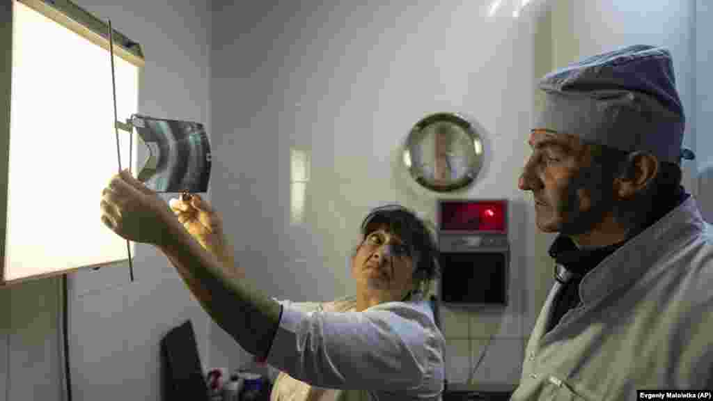 Д-р Кузнецов живее и с ужасни спомени. Той е видял рани от бомби, куршуми и шрапнели. Казва, че някои хора са пристигнали с наранявания, за които не са искали да разказват, но по думите му са приличали на следи от изтезания.&nbsp;&quot;Това е като снайперист, когато го питат дали вижда в сънищата си всички онези хора, които е ликвидирал. Можеш да полудееш така&quot;, казва медикът.