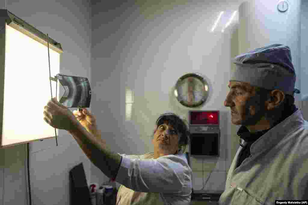 Жахливий досвід отримав за час війни лікар-травматолог Юрій Кузнєцов. Він бачив рани від куль, осколків бомб і снарядів. І все це було в умовах, коли майже неможливо було надати належну медичну допомогу. За його словами, деякі люди зверталися із травмами, походження яких вони відмовилися пояснювати, але було видно, що це результат тортур. «Це як снайпер, коли його запитують, чи бачить він уві сні всіх тих людей, яких він вбив. Так можна збожеволіти», – каже лікар