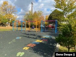 Kirilo (balra) és néhány barátja hintázik a Raze de Soare központban