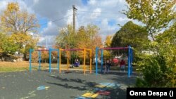 Kirill și prietenii săi se joacă în curtea centrului Raza de Soare.