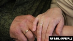 Që kur Kremlini njoftoi mobilizimin më pak se gjashtë javë më parë, pothuajse në çdo rajon në të gjithë Rusinë është shënuar rritje e numrit të martesave.