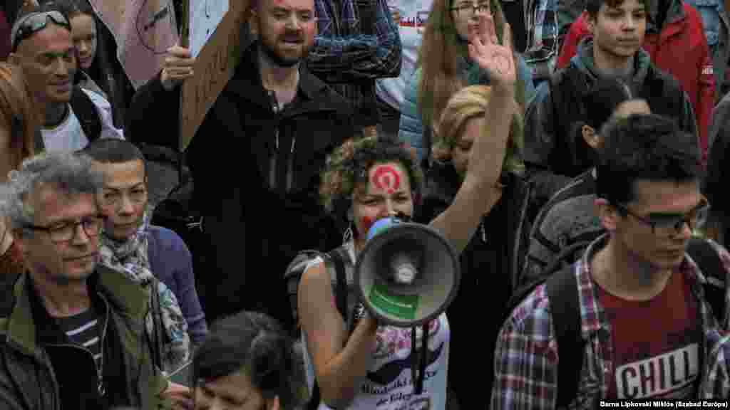 A sok transzparens mellett sokan megafonnal készültek &ndash; újra és újra felhangzottak az idén ősszel sokat hallott jelszavak: Nincs tanár, nincs jövő. Szabad ország, szabad oktatás!