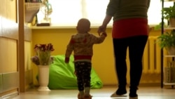 Copii ucraineni grav bolnavi fug din țară pentru a lupta pentru viața lor