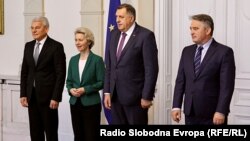 Predsjednica Evropske komisije Ursula von der Layen s članovima Predsjedništva BiH Šefikom Džaferovićem (prvi slijeva), Miloradom Dodikom i Željkom Komšićem u Sarajevu, 28. oktobra 2022.