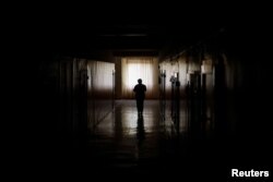 Angajata unei maternități livrează mâncare pacienților în timpul unei întreruperi de energie electrică din cauza unui atac cu rachete rusești, Nikolaiev, Ucraina, 22 octombrie 2022.