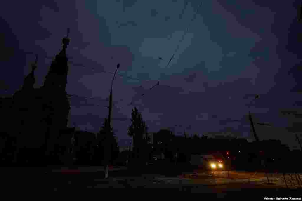 Мікроавтобус проїжджає темною вулицею Миколаєва. Фото від 20 жовтня. Російські атаки на українську енергомережу призвели до загальнонаціональних відключень електроенергії 20 жовтня, погіршивши ситуацію, в якій опинилися українці. Ймовірно, на людей через війну чекає зима без достатньої кількості електроенергії та тепла 