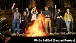 Diáktüntetés a tanárokért a budapesti Hősök terétől a Széchenyi térig 2022. október 14-én