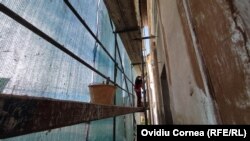 La restaurarea clădirilor istorice lucrează numeroși muncitori din Roșia Montană sau din zonă.