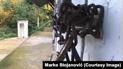 Kroz logor Morinj prošlo je 292 zatvorenika (na fotografiji katanac na ulazu u bivši logor Morinj, zgradu nekadašnje pošte u tom mjestu)