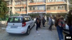 Полиција пред средно училиште во Скопје, по лажна дојава за поставена бомба, 26 октомври, 2022