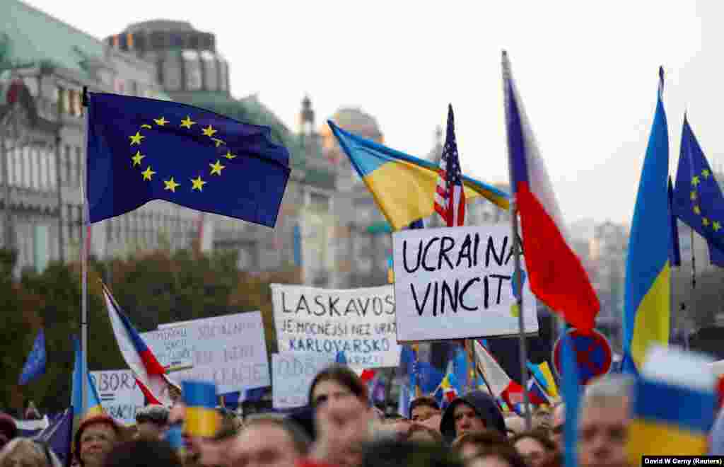 Protestul de duminică din piața centrală din Praga vine la două zile după ce grupuri de extremă dreaptă și Partidul Comunist au organizat un protest anti-guvernamental în același loc.