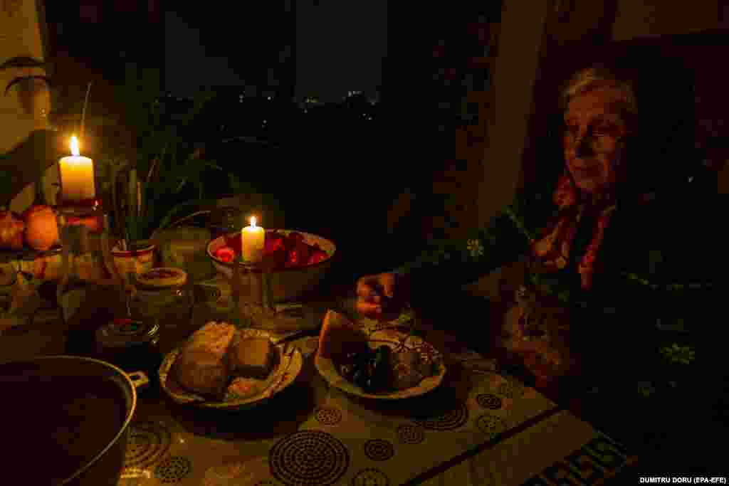 Žena večera uz sveću u Kišnjevu, 25. oktobar 2022. &quot;Na dnevnom nivou je izazov obezbediti zemlji energente. Porodica plaća 70 do 75 odsto svojih prihoda za račune za električnu energiju&quot;, rekla je predsednica Sandu u obraćanju Parlamentu Rumunije nedavno. &nbsp;