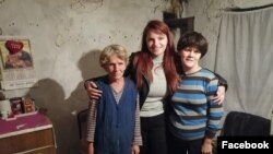 Социјалната работничка Моника Чекаловиќ со мајката и ќерката од с. Кучевиште кои добија нов дом