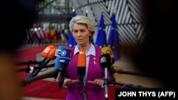 Ursula von der Leyen, az Európai Bizottság elnöke válaszol az újságírók kérdéseire az Európai Tanács brüsszeli épületében 2022. október 20-án, az EU-csúcstalálkozó első napján
