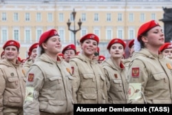 Военни кадетки репетират за парада на Деня на победата на 9 май на 26 април 2022 г.