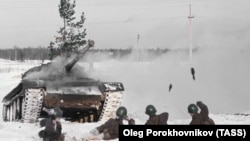 Руски военни тренират с гранати RKG-3 край Санкт Петербург през 1978 г.