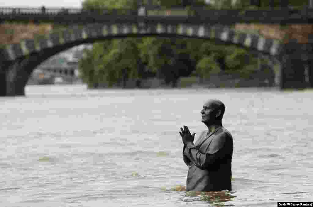 Češka - Rijeka Vltava izlila se iz svog korita nakon višednevnih kiša, Prag, 2. juni 2013. Foto: REUTERS/David W. Černy 