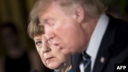 Fosta cancelară germană, Angela Merkel, după ce a ieșit din politică, a enumerat printre regretele ei faptul că nu și-a putut ascunde adevăratele sentimente față de unii politicieni, în fața camerei. (Imagine AFP de la o conferință de presă, Washington, 2017). 