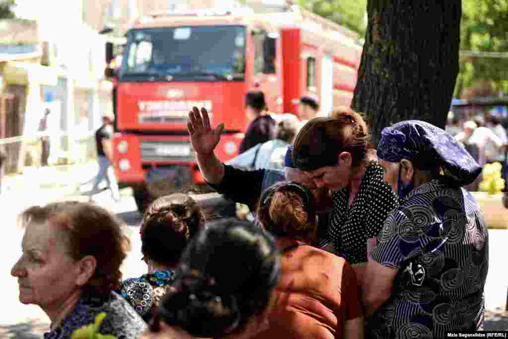 მოვაჭრეთა ნაწილი ამბობს, რომ ათობით ათასი ლარის ზარალი მიიღო. მათ ნაწილს ქონება დაზღვეული არ ჰქონდა. ისინი ელიან, როდის მისცემენ ნებას, რომ ნახონ რა დარჩა მათი ჯიხურებიდან. 