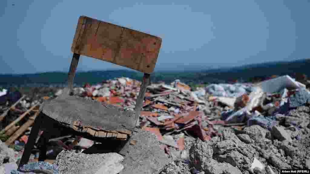Дрвена столица фрлена на депонија. Општина Приштина, според официјалните податоци, има најголем број диви депонии.